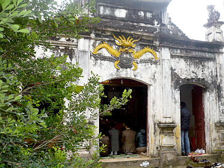 Đình Lương Nham ở tổ 39, phường Yên Thịnh, thành phố Yên Bái còn có tên gọi khác là đình Trắng.